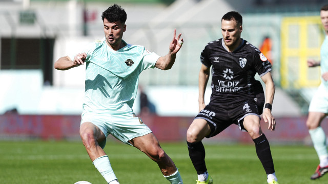 Trendyol 1. Lig'in 35. haftasında Esenler Erokspor ile Kocaelispor takımları Esenler Erokspor Stadı'nda karşılaştı. Bir pozisyonda Esenler Erokspor oyuncusu Tugay Kacar (solda) ile Kocaelispor oyuncusu Josip Vukovic (4) mücadele etti.