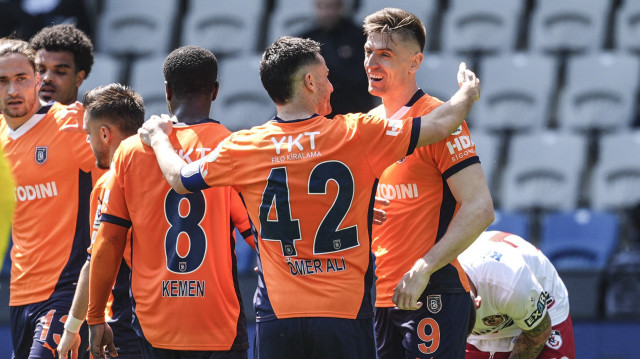 Trendyol Süper Lig'in 32. haftasında RAMS Başakşehir ile Gaziantep FK takımları Başakşehir Fatih Terim Stadı'nda karşılaştı. RAMS Başakşehir oyuncuları attıkları golün ardından sevinç yaşadı.
