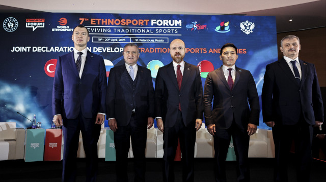 Un panel ministériel s'est tenu lors du 7ème Forum Ethnosport à Saint-Pétersbourg, en Russie. Le forum, dont Anadolu Agency est le "Global Communication Partner", se poursuit à Saint-Pétersbourg, en Russie, avec des participants de 75 pays, sous la devise "Revival of Traditional Sports" (renaissance des sports traditionnels). Le ministre de la Jeunesse et des Sports Osman Aşkın Bak (2e à gauche), le ministre russe des Sports Mikhail Degtyarev (à gauche), le ministre kazakh des Sports et du Tourisme Yerbol Myrzabosynov (2e à droite) et le ministre biélorusse des Sports et du Tourisme Sergey Kovalchuk (à droite) ont participé au panel ministériel modéré par le président de la Confédération mondiale d'Etnospor (CME) Bilal Erdoğan (au centre).
