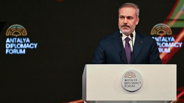 Le ministre turc des Affaires étrangères, Hakan Fidan, prononce un discours lors de la cérémonie d'ouverture de la 4e édition du Forum diplomatique d'Antalya (ADF2025) à Antalya, le 11 avril 2025.