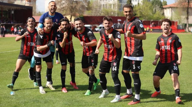 Uşaksporlu futbolcuların maç sonundaki galibiyet pozu.