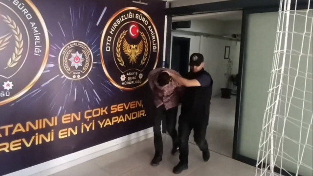 Yakalanmamak için kıyafet değiştiren hırsızlık şüphelisi İzmir'de tutuklandı