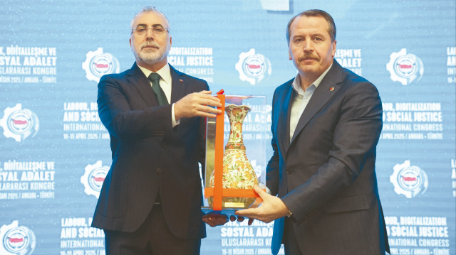 Memur-Sen’de “Emek, Dijitalleşme ve Sosyal Adalet Uluslararası Kongresi” düzenlendi. Memur-Sen Genel Başkanı Ali Yalçın, kongreye katılan Çalışma ve Sosyal Güvenlik Bakanı Vedat Işıkhan’a hediye takdim etti.