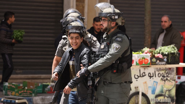 Des soldats de l'armée israélienne arrêtent un jeune Palestinien, en Palestine occupée par Israël, le 16 avril 2025.