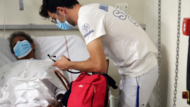 Un médecin aide un patient atteint du chikungunya au Centre Hospitalier Ouest Réunion (CHOR) à Saint Paul, l'île de La Réunion, dans l'océan Indien, le 10 avril 2025.