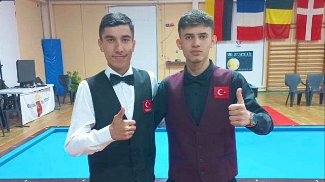 Remzi Akça ve Muhammed Deniz Baldır'ın zafer pozu.