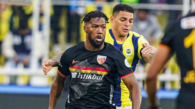 Nazon, Fenerbahçe maçında rakibiyle mücadele ederken.