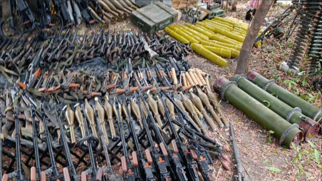 Le JNIM a publié des images d'armes et d'équipements qui auraient été saisis lors des attaques du 19 avril 2025 au Benin. Parmi les objets prétendument saisis figurent des mitrailleuses lourdes M2HB de fabrication américaine, cinq mortiers PP87 d'origine chinoise, cinquante et un obus de mortier à roquette, trois drones de surveillance, six motos, soixante-quatre grenades, soixante-dix-huit fusils Kalachnikov, plus de 300 chargeurs de munitions, des mitrailleuses de type 80 et W-85, des fusils de type 81-1, des lance-roquettes de type 56-1 et des projectiles antichars de type T69-1.