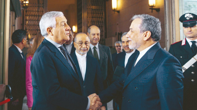 İran Dışişleri Bakanı Abbas Arakçi'yi (sağda) müzakereler için gittiği Roma'da İtalyan mevkidaşı Antonio Tajani karşıladı.