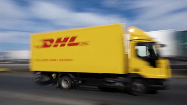 Un camion du service postal allemand Deutsche Post se dirige vers un centre logistique à Dortmund, dans l'ouest de l'Allemagne.