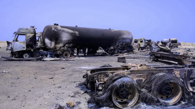 Des véhicules brûlés près du port de Ras Issa dans la province de Hodeida au Yémen suite aux frappes américaines, le 18 avril 2025.