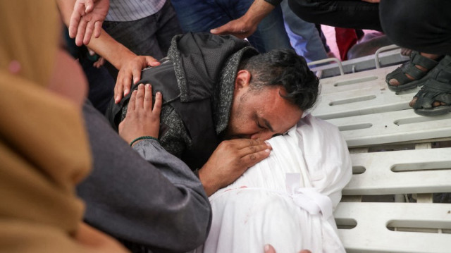 Le père d'Abir Srour pleure le corps enveloppé de sa fille, tuée lors d'une frappe israélienne, pendant ses funérailles à l'hôpital indonésien de Beit Lahia, dans le nord de la bande de Gaza, le 17 avril 2025.