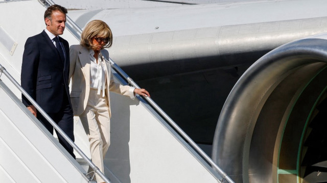Le président français Emmanuel Macron et son épouse Brigitte Macron sortent de l'avion présidentiel après l'atterrissage à l'aéroport de Dzaoudzi, sur le territoire français d'outre-mer de Mayotte touché par le cyclone, le 21 avril 2025.