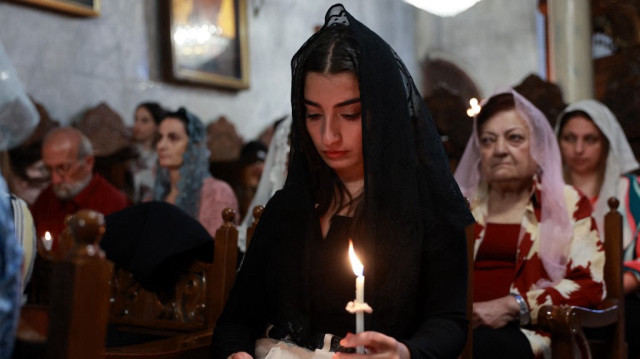 Des chrétiens orthodoxes palestiniens assistent à la messe de Pâques à l'église Saint Porphyrius dans la ville de Gaza, le 5 mai 2024.