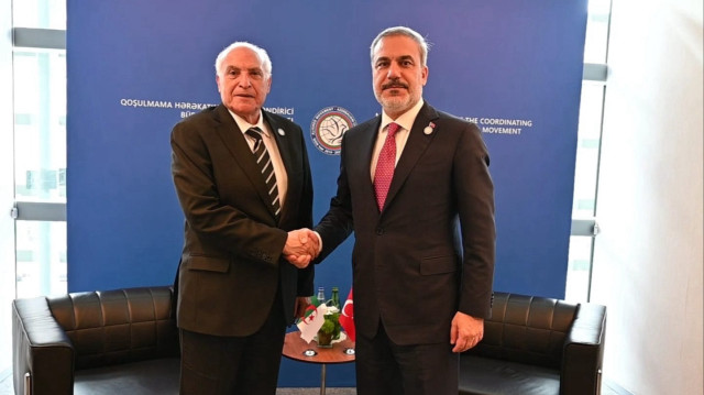 Le ministre turc des Affaires étrangères Hakan Fidan (D) a rencontré son homologue algérien Ahmed Attaf (G) lors de sa visite officielle en Algérie, le 21 avril 2025.