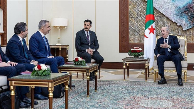 الرئيس الجزائري يستقبل وزير الخارجية التركي