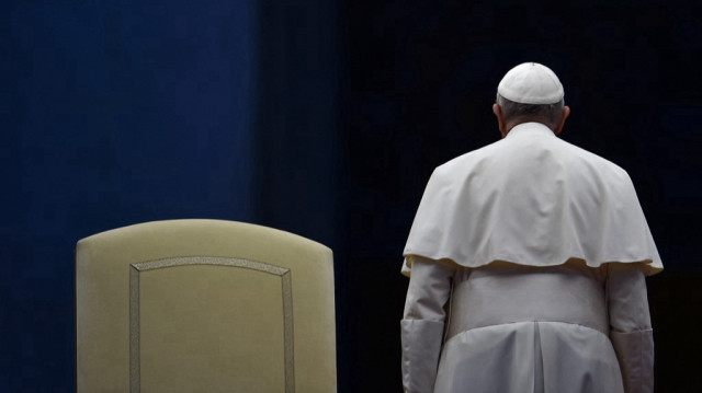 Le pape François se lève à la fin d'une veillée de prière à l'occasion du Jubilé de la Divine Miséricorde sur la place Saint-Pierre au Vatican, le 2 avril 2016. Le pape François est décédé le 21 avril 2025, a annoncé le Vatican.