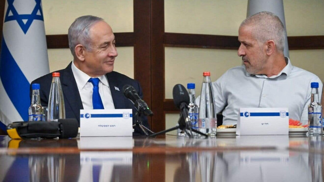 Netanyahu'nun Şin-Bet şefi Ronen Bar'a protestocuları fişlemeye yönelik verdiği talimat ülkede tartışma konusu oldu.