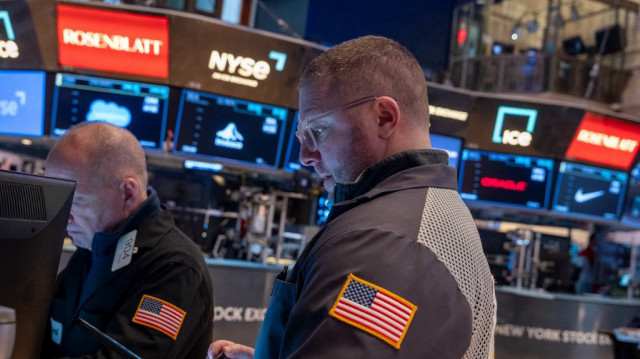 Les traders travaillent sur le parquet de la Bourse de New York (NYSE) sur Wall Street le 17 avril 2025 à New York.