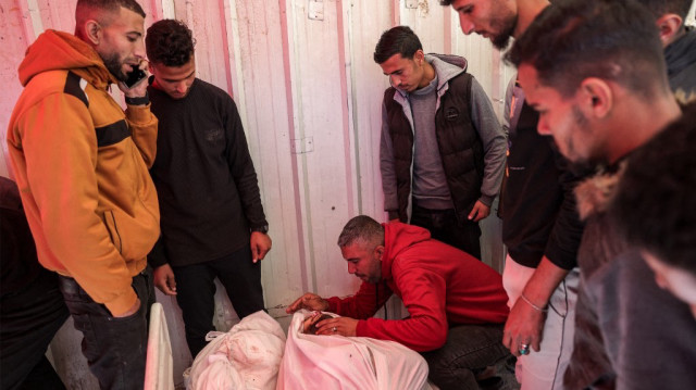 Un homme pleure le corps enveloppé d'une des victimes tuées par les bombardements israéliens à Jabalia, à l'hôpital indonésien de Beit Lahia, dans le nord de la bande de Gaza, le 18 avril 2025.