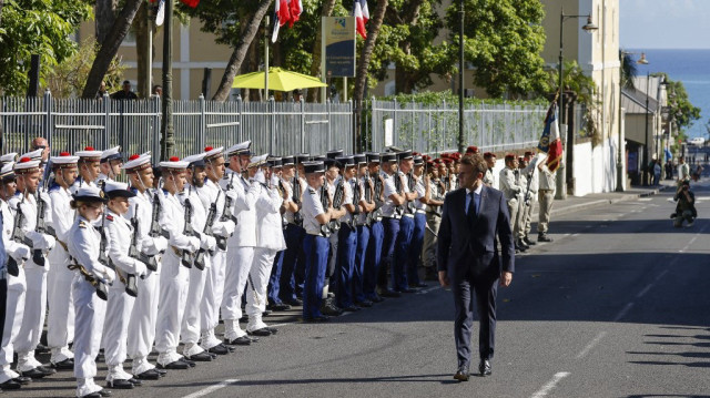 Le président français Emmanuel Macron passe en revue la garde d'honneur lors d'une cérémonie au monument aux morts de la Colonne de la Victoire à Saint-Denis de la Réunion, sur l'île française d'outre-mer de La Réunion, le 22 avril 2025. Macron a entamé un voyage de cinq jours axé sur la stratégie de la France dans l'océan Indien avec une visite à Mayotte, à La Réunion, à Madagascar, puis à Maurice.