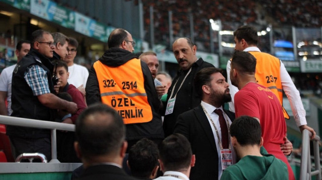 Galatasaraylı Abdülkerim Bardakçı, taraftarlarla tartıştı