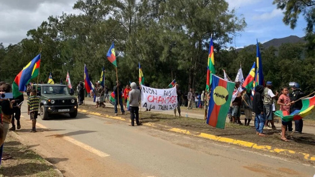 Le tribunal administratif de Nouméa avait en effet ordonné dès juillet 2024 le retrait du drapeau indépendantiste, estimant sa présence illégale.