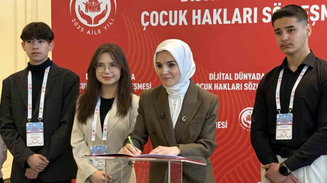Aile ve Sosyal Hizmetler Bakanı Göktaş, "Dijital Dünyada Çocuk Hakları Sözleşmesi"nin ilk imzasını attı