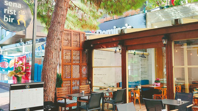 22 Ekim 2023’te açılan kafe, kara delik gibi bütün telifleri yedi ve zarar ettiği için devir ihalesine çıkarıldı.