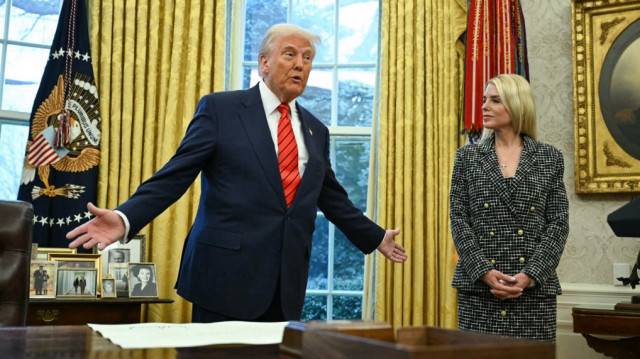 Le président américain Donald Trump s'exprime après que Pam Bondi (R) a prêté serment en tant que procureur général des États-Unis dans le bureau ovale de la Maison Blanche à Washington, DC, le 5 février 2025.