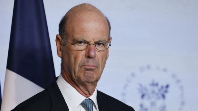 Le ministre français de l'Économie, des Finances et de la Souveraineté industrielle et numérique, Eric Lombard, assiste à une conférence de presse après la réunion hebdomadaire du cabinet au palais présidentiel de l'Élysée à Paris, le 16 avril 2025.