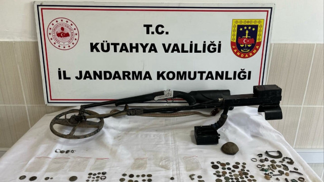Kütahya'da gerçekleştirilen operasyonda bir şüphelinin evinde toplam 148 parça tarihi eser bulundu.