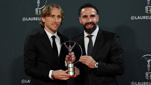 Dani Carvajal et Luka Modric du Real Madrid posent avec le trophée d'équipe des 26es prix mondiaux du sport Laureus lors de la cérémonie à Madrid le 21 avril 2025.