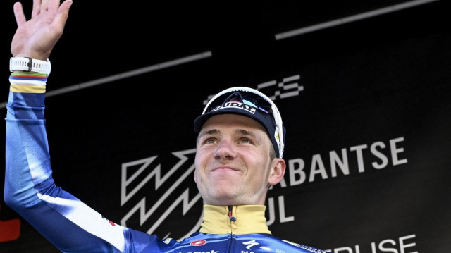 Le Belge Remco Evenepoel de l'équipe Soudal Quick-Step célèbre sa victoire sur le podium après avoir remporté la course cycliste masculine de la "Flèche brabançonne", le 18 avril 2025.