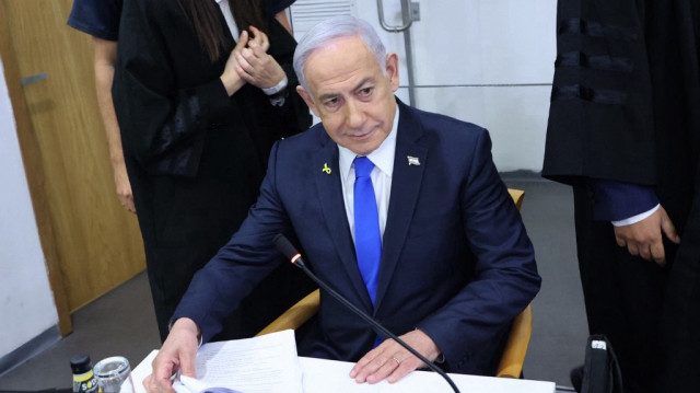 Le Premier ministre israélien Benjamin Netanyahu assiste à son procès pour corruption au tribunal de district de Tel Aviv, le 21 avril 2025.