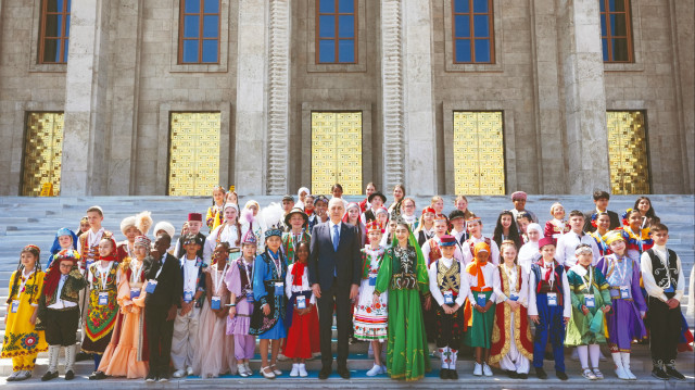 Kurtulmuş, çocukların gülüşleriyle, geleceğe umutla bakan yaklaşımıyla büyüklere ders verdiğini söyledi.