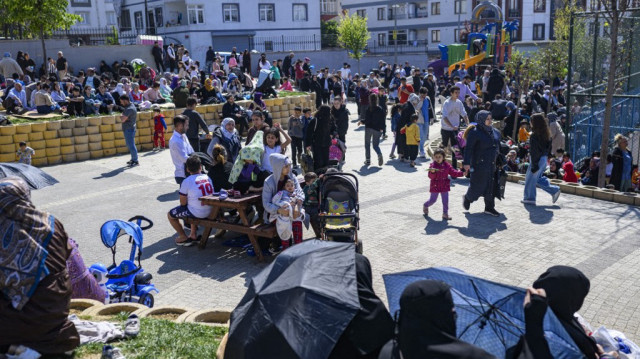 Des habitants attendent dans un parc d'Istanbul le 23 avril 2025, après un premier séisme à 12h49 (0949 GMT) suivi de trois autres d'une magnitude de 4,4 à 4,9.