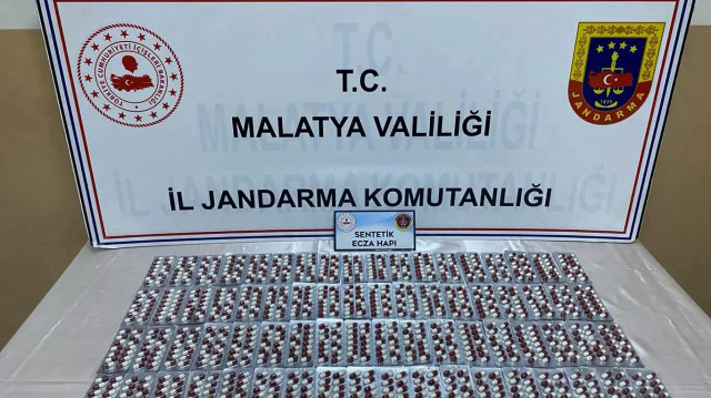 Operasyonda 21 bin 672 adet sentetik ecza hap ele geçirildi.