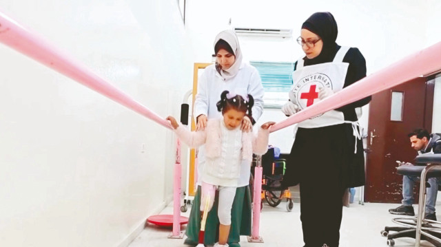 Çöplerden toplanan plastik bidonlardan protez bacaklar üretiliyor.
