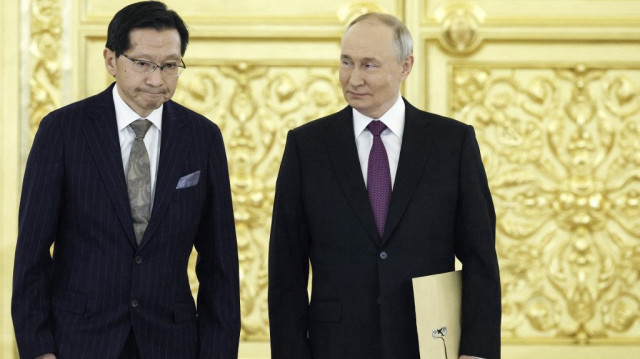 Le président russe Vladimir Poutine (à droite) pose pour une photo avec l'ambassadeur du Japon en Russie, Akira Muto, le 5 novembre 2024.
