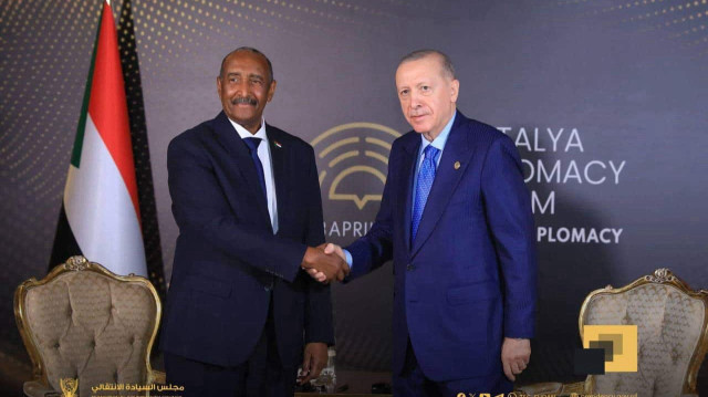 البرهان يعرب لأردوغان عن تضامن السودان مع تركيا عقب زلزال إسطنبول