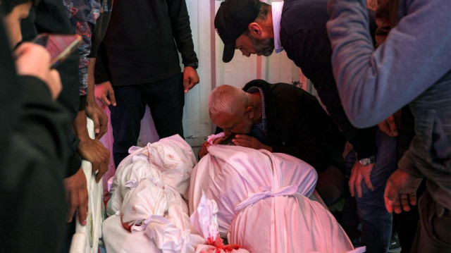 Un homme pleure le corps enveloppé d'une des victimes tuées par les bombardements israéliens à Jabalia, à l'hôpital indonésien de Beit Lahia, dans le nord de la bande de Gaza, le 18 avril 2025.