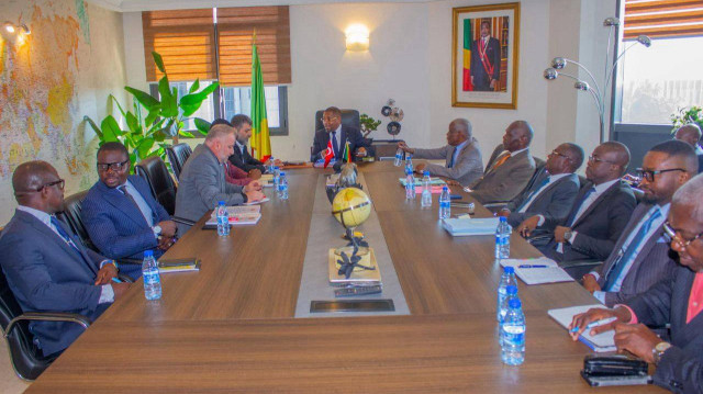 Le ministre congolais de l'Assainissement urbain, Juste Désiré Mondélé, accompagné d'une délégation la société Albayrak et hauts fonctionnaires congolais, à Brazzaville, le 22 avril 2025.