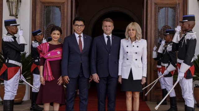 Le président malgache Andry Rajoelina (CR) et la première dame de Madagascar Mialy Rajoelina (2e G) accueillent le président français Emmanuel Macron (CR) et son épouse Brigitte Macron (2e D) au palais présidentiel, également connu sous le nom de palais d'Iavoloha, à Antananarivo, le 23 avril 2025.