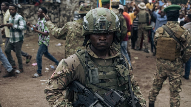 Des soldats du M23 sont vus au Stade de l'Unité' à Goma le 6 février 2025 pour un rassemblement public appelé par le groupe armé. Le 17 avril 2025, l'envoyé spécial des États-Unis pour l'Afrique a demandé au Rwanda de retirer toutes ses troupes de la République démocratique du Congo et de cesser tout soutien au groupe rebelle M23.