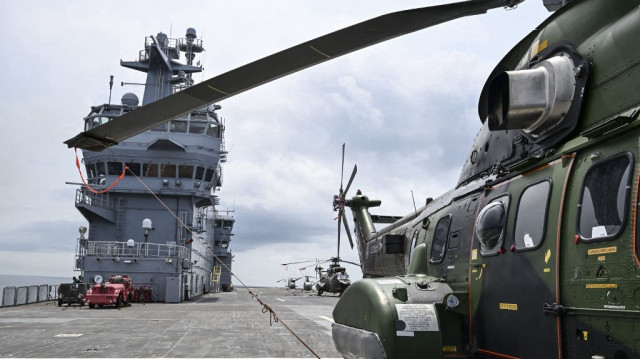 Un hélicoptère de l'armée française est vu sur le pont du porte-hélicoptères amphibie Mistral de la marine française lors d'un exercice amphibie naval conjoint avec l'armée de Côte d'Ivoire à San-Pedro, le 8 mars 2025.