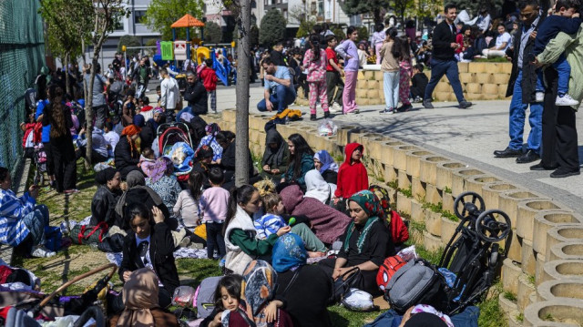 Des habitants attendent dans un parc d'Istanbul le 23 avril 2025, après un premier séisme à 12h49 (0949 GMT) suivi de trois autres d'une magnitude de 4,4 à 4,9.