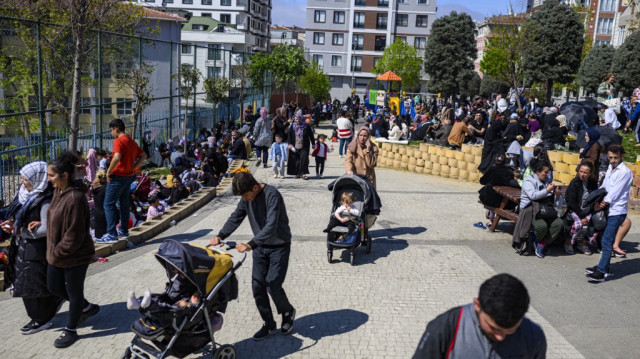 Des habitants attendent dans un parc d'Istanbul le 23 avril 2025, après un premier séisme à 12h49 (09:49 GMT) suivi de trois autres d'une magnitude de 4,4 à 4,9.