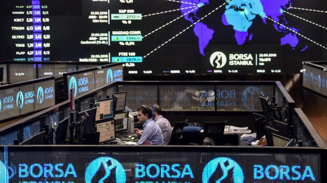 Les traders travaillent à leur bureau sur le sol de la Borsa Istanbul à Istanbul.