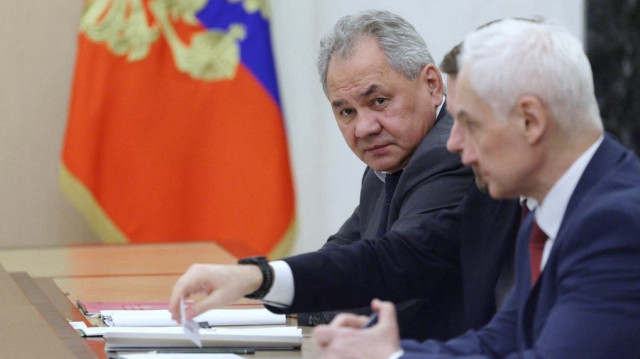 Sur cette photo de famille diffusée par l'agence d'État russe Sputnik, le secrétaire du Conseil de sécurité de la Russie, Sergei Shoigu, participe à une réunion de la Commission militaro-industrielle présidée par le président russe, à Moscou, le 23 avril 2025.